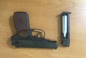 В Краснодаре на детской площадке парень устроил стрельбу из пистолета