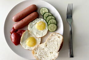 Какой продукт нельзя часто есть на завтрак, рассказала врач-терапевт