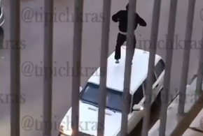 Появилось видео, как в Краснодаре мужчина прыгает на крыше автомобиля, а потом разбивает окна