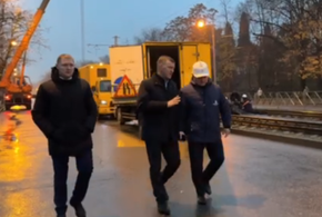 «Пришлось закрыть половину квартала»: мэр прибыл на место провала грунта под трамвайными путями в Краснодаре