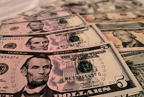 Российским туристам при выезде за рубеж рекомендовано покупать новые доллары