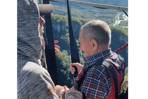 В Сочи 94-летний турист совершил полет на самых высоких в мире качелях