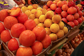 Врач рассказала, почему хурму нужно всегда очищать от кожуры перед едой