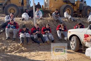Мазут мазутом, но обед по расписанию: что едят и где живут волонтёры, устраняющие последствия экологической катастрофы в Анапе 