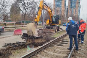 На улице Московской в Краснодаре убирают асфальт и трамвайные пути на месте очередного провала грунта 