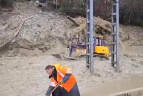 После сильного дождя сель сошел на железную дорогу рядом с Сочи
