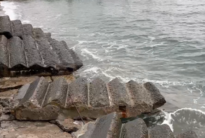 Появилось видео разрушенных береговых укреплений в Сочи