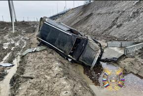 Рядом с Темрюком китайский внедорожник под управлением 50-летней женщины вылетел в кювет