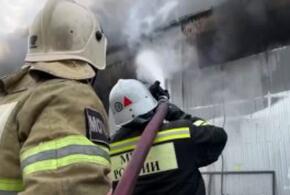 С огромным пожаром прямо сейчас борются спасатели в Краснодаре