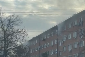 Сильный дым идет от пятиэтажки в Фестивальном микрорайоне в Краснодаре