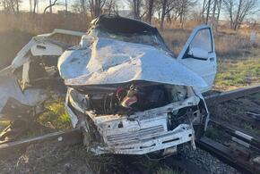 Страшные кадры: в Лабинске поезд на скорости влетел в легковушку