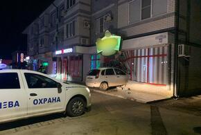 Автомобиль въехал в витрину магазина в центре Горячего Ключа