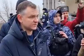 Люди вышли на протест: замазученный песок с анапского побережья завезли  в соседний с Кубанью регион