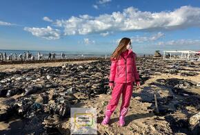 «Мы здесь добровольно-принудительно»: волонтёры, очищающие от мазута пляж в Анапе, рассказали, как они там оказались