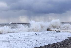 Проход к пляжам в Сочи закрыт из-за надвигающегося урагана и шторма