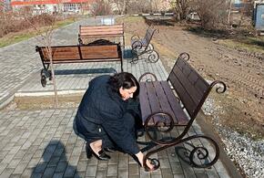 В Абрау-Дюрсо жителей возмутили лавочки на Аллеи Славы, прикрученные саморезами к плитке 