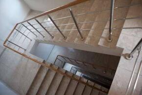 В Сочи врачи борются за жизнь ребенка, который сорвался в лестничный проем