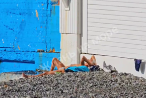 В Сочи январская жара: на берегу моря загорают туристы