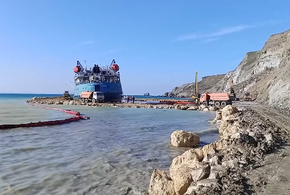 Специалисты готовятся к откачке нефти из танкера