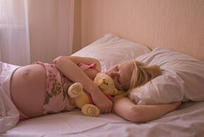 Врачи рассказали, какая поза для сна самая полезная