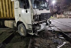 Грузовик столкнулся с поездом в Новороссийске, погиб человек