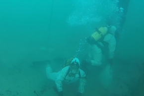 Как водолазы со дна моря собирают мазут, показали в оперштабе Кубани