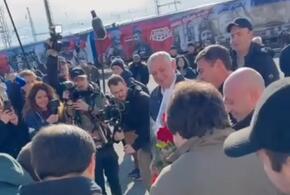 Кандидата в президенты Абхазии Бадру Гунба поздравили с Днём защитника Отечества на открытии «Поезда Победы»