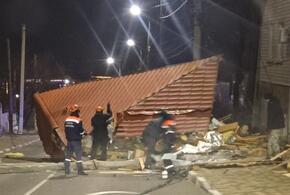 Крышу сорвало сильным ветром в Новороссийске