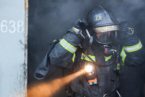 Мощный пожар охватил мебельный цех под Краснодаром