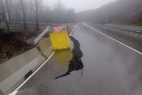 Под Геленджиком оползень разрушил федеральную автотрассу