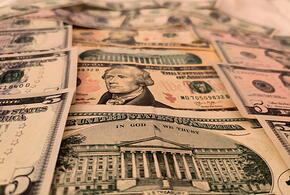 Россияне бросились скупать доллары на фоне резкого падения курса на бирже