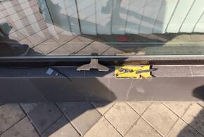 Прохожие идут мимо, но не трогают