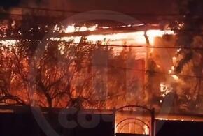 Сразу несколько крупных пожаров произошли в Сочи этой ночью