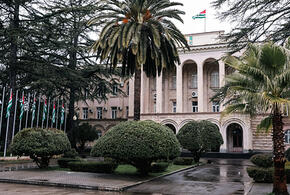 В Абхазии в Гагрском районе группа из нескольких десятков человек оказывала давление на глав сельских поселений