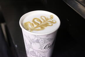 В Краснодаре арест грозит посетительнице кофейни, которая плеснула в лицо продавца горячий напиток 