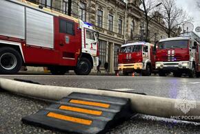 В Краснодаре улицу Красную перекрыли из-за пожара