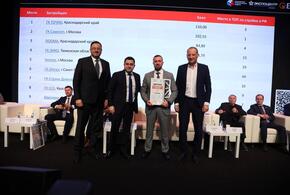 Бизнесмен Николай Амосов, владелец ГК ТОЧНО, получил награду от замминистра строительства РФ Никиты Стасишина 