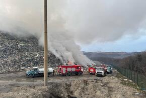 Больше суток не могут потушить пожар на мусорном полигоне в Новороссийске