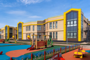 На территории установили 12 игровых площадок с теневыми завесами, разделенных по возрастам