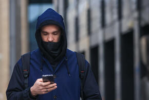 Если злоумышленник получит доступ к хранилищу в телефоне, он сможет шпионить за владельцем устройства