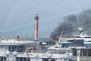 Крупный пожар начался рядом с мелководным причалом морпорта Сочи