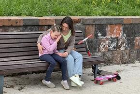 На глазах прохожих женщина била ребенка в Кореновске на Кубани