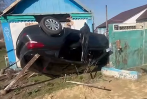 На Кубани автомобиль въехал в дом, водитель погиб