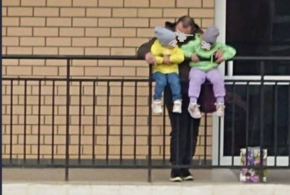 Папашу, который усадил малышей на перила открытого балкона в Краснодаре, ищут полицейские