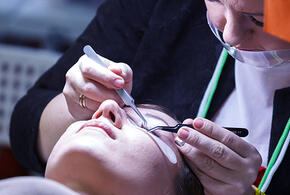 Почему нарощенные ресницы опасны для здоровья, рассказали медики