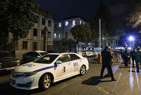 Как и другие оппозиционеры, он имеет российское гражданство, но это не мешает ему лить грязь на нашу страну