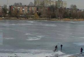 В Краснодаре жители выходят на тонкий лед