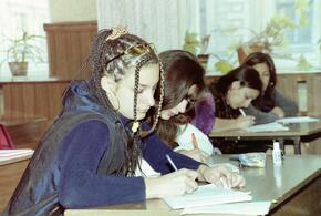 В Сочи семиклассница так расстроилась из-за контрольной, что решила порезать шпаргалки ножом