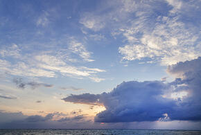 Ferrari за 30 миллионов рублей попал в ДТП, неизвестный отрыл стрельбу по людям возле ТРК: что произошло, пока вы спали