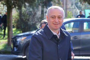 Президент Абхазии Бадра Гунба поздравил жителей  Ткуарчала с днем города. Когда-то это был индустриальный центр Абхазии.  - Жители города — истинные патриоты Абхазии, которые полны решимости возродить былую славу своей малой Родины. Расположенный у подножья горы Аисрра, красавец-Ткуарчал открывает свои двери для туристов. Руководство страны будет делать все возможное для поддержания и развития города-героя, — говорится в тексте поздравления президента.  Город Ткуарчал был образован 83 года назад, 9 апреля 1